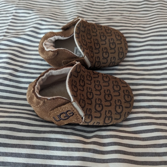 Kid's UGG Slippers - Picture 9 of 16
